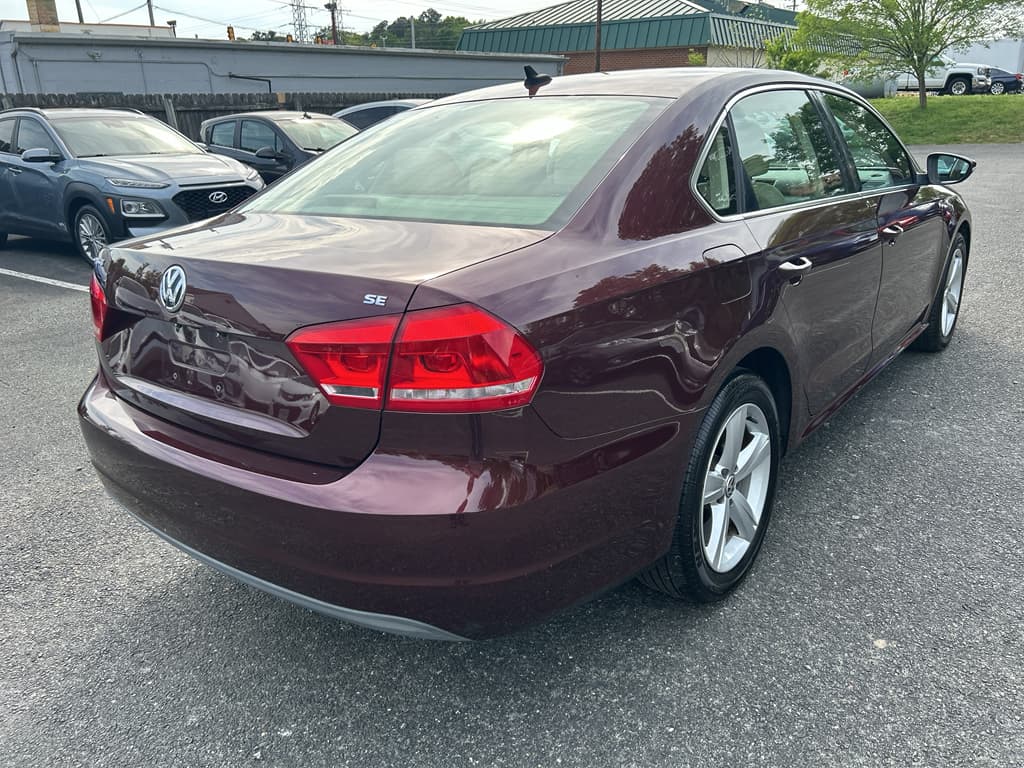 2012 Volkswagen Passat view 3