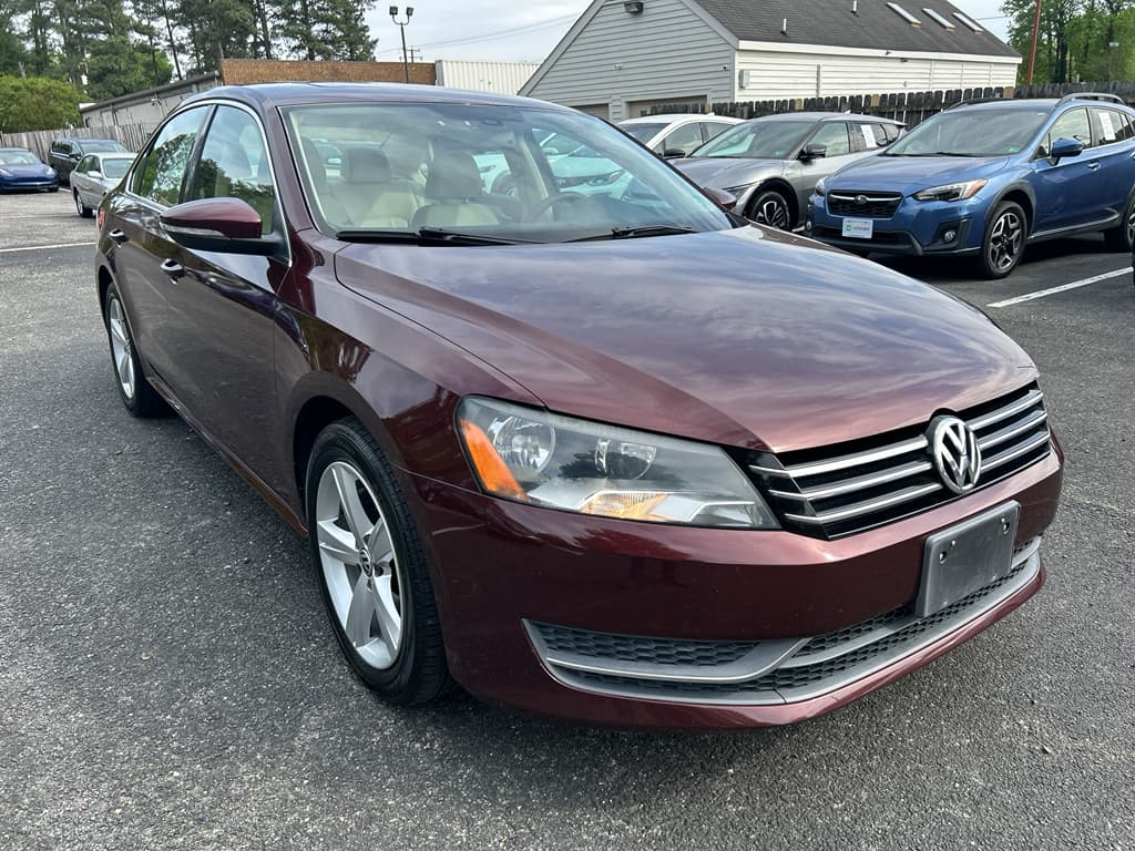 2012 Volkswagen Passat view 4