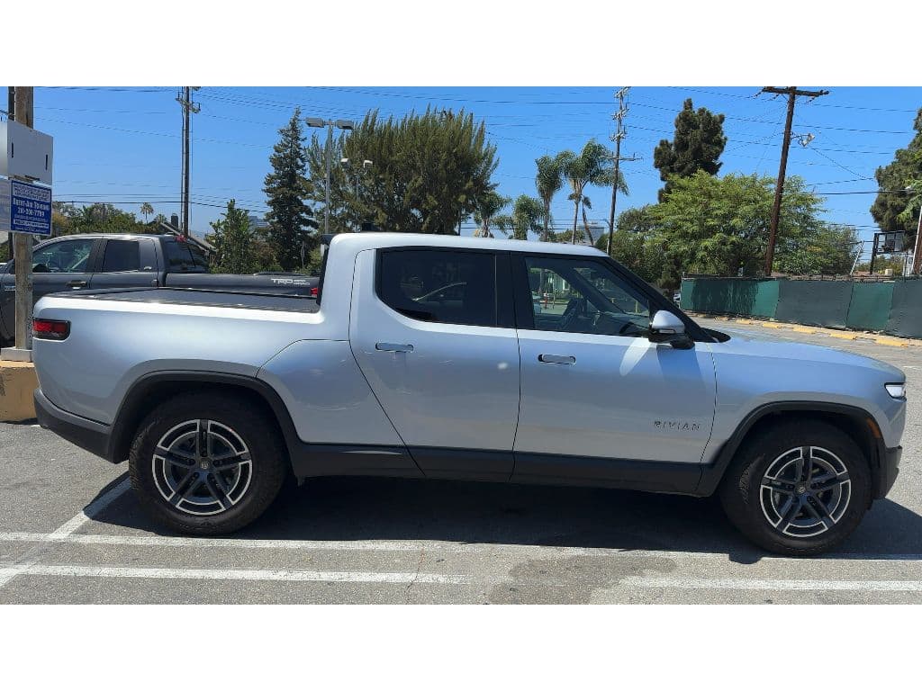 2026 Rivian R1T view 4