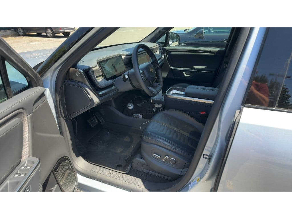 2026 Rivian R1T view 6