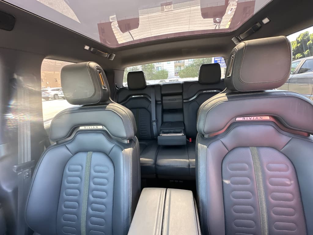 2026 Rivian R1T view 7