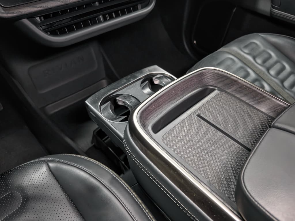 2025 Rivian R1S view 18