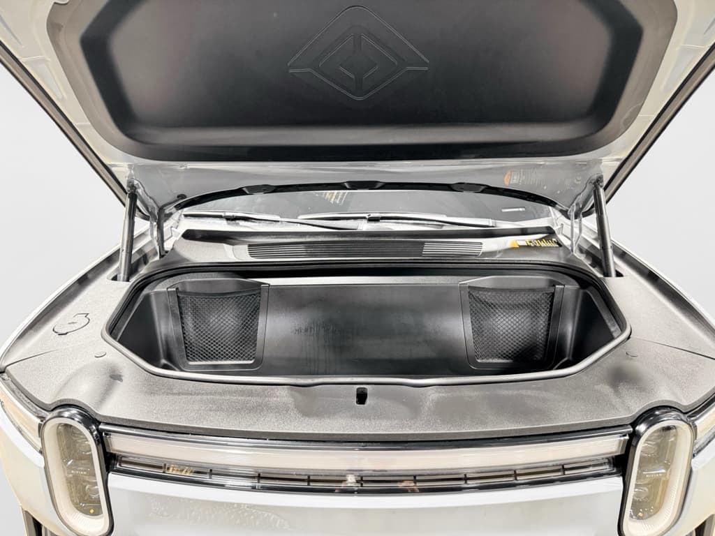 2025 Rivian R1S view 25