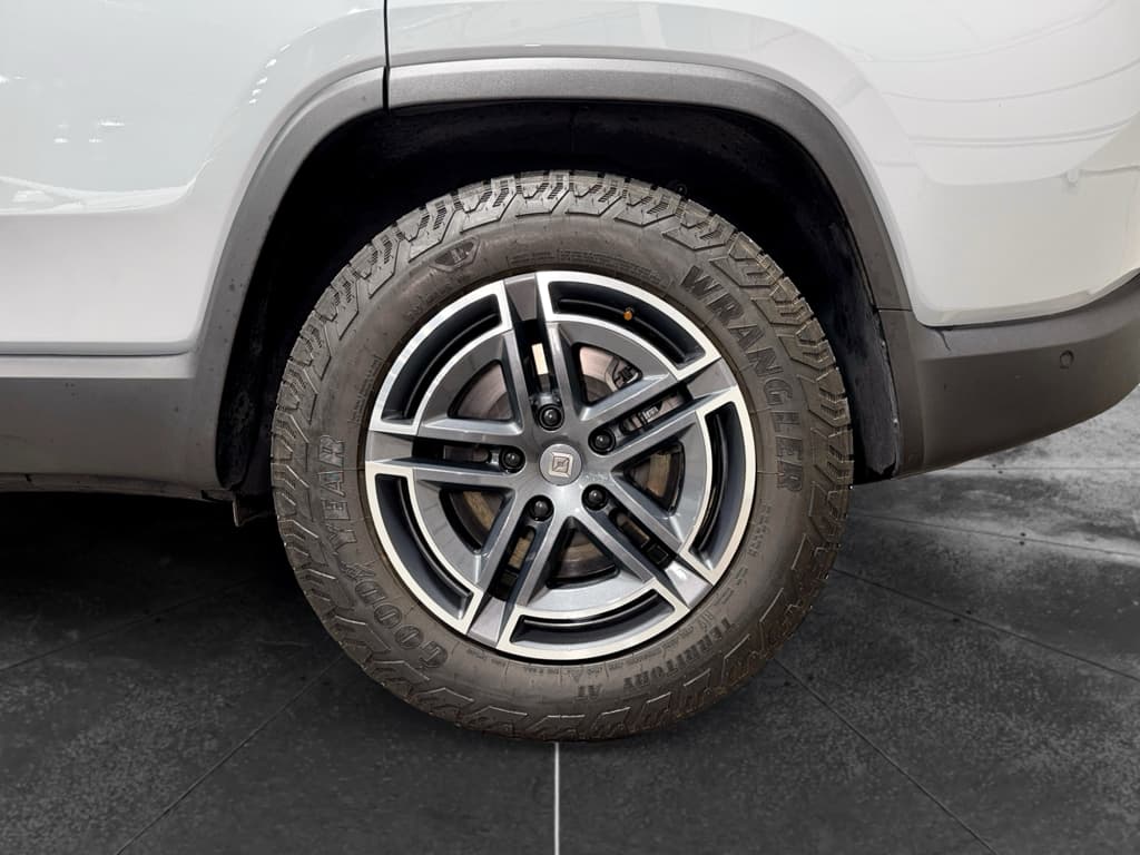 2025 Rivian R1S view 33