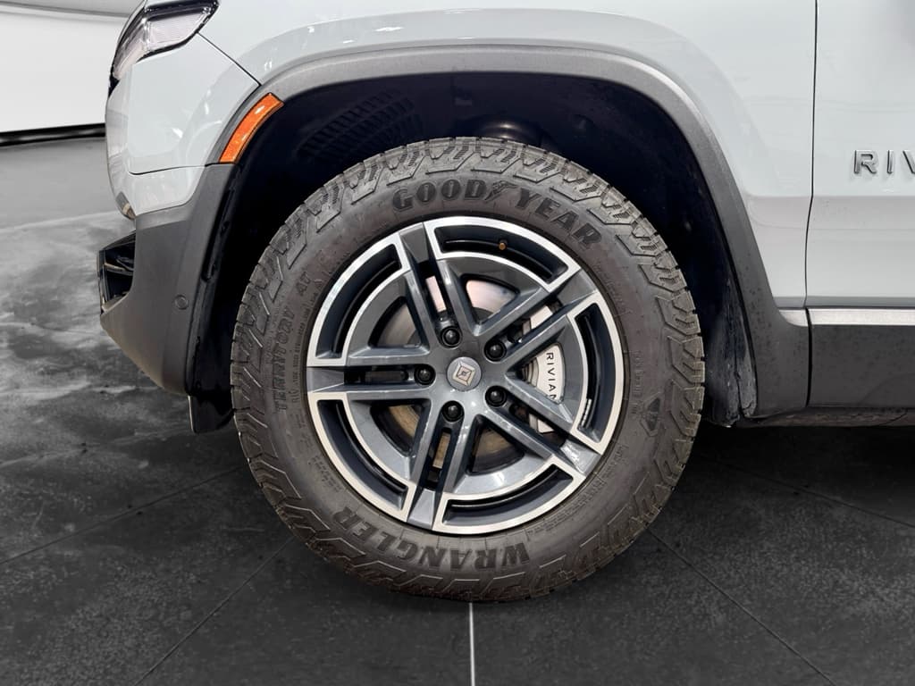 2025 Rivian R1S view 31