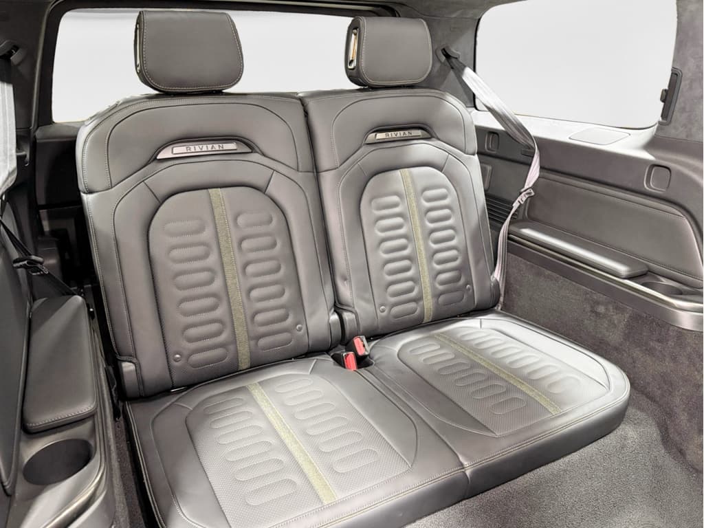 2025 Rivian R1S view 22