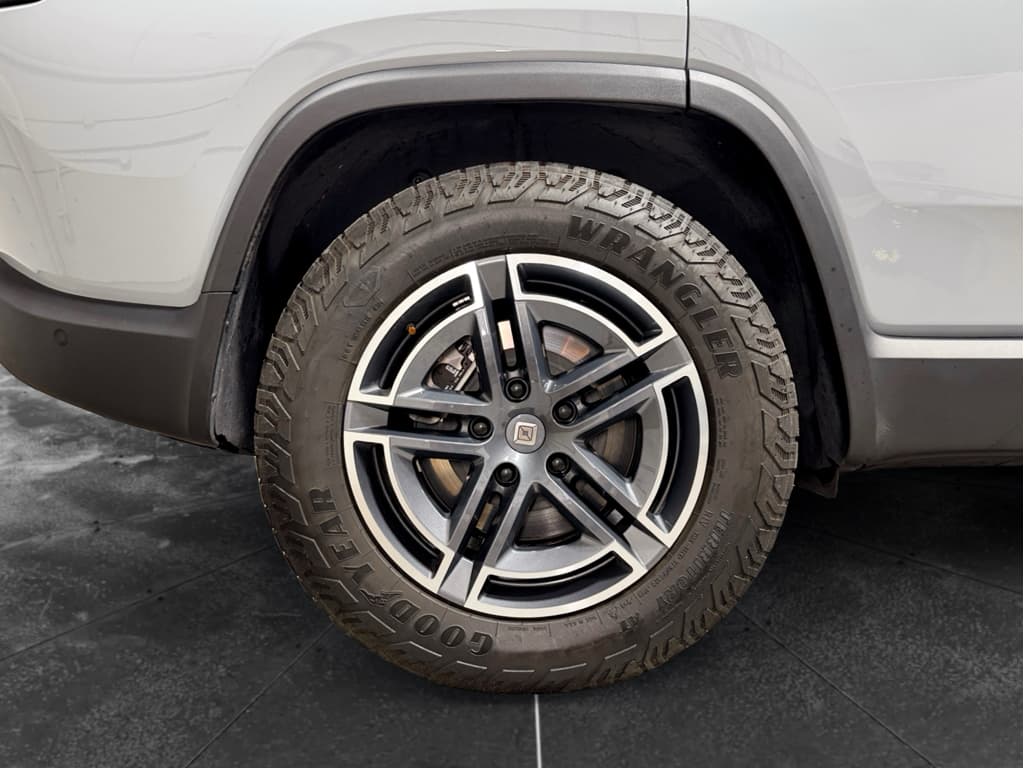 2025 Rivian R1S view 37