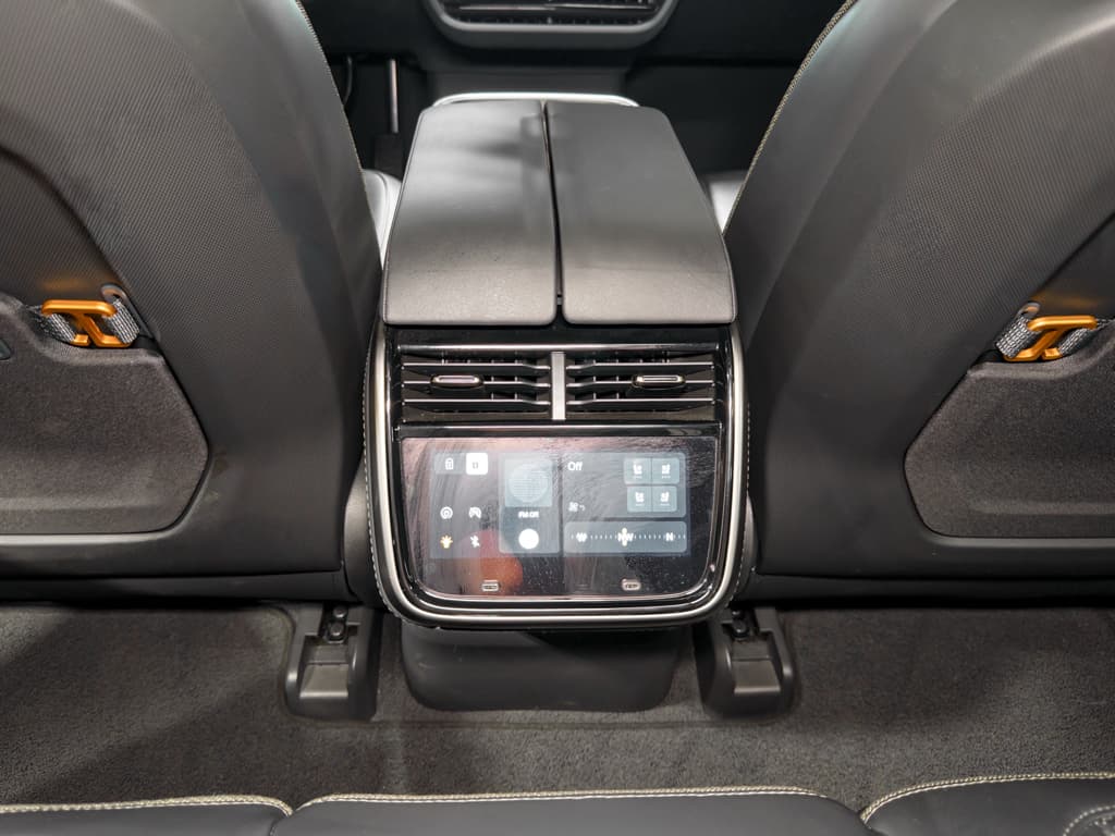 2025 Rivian R1S view 20