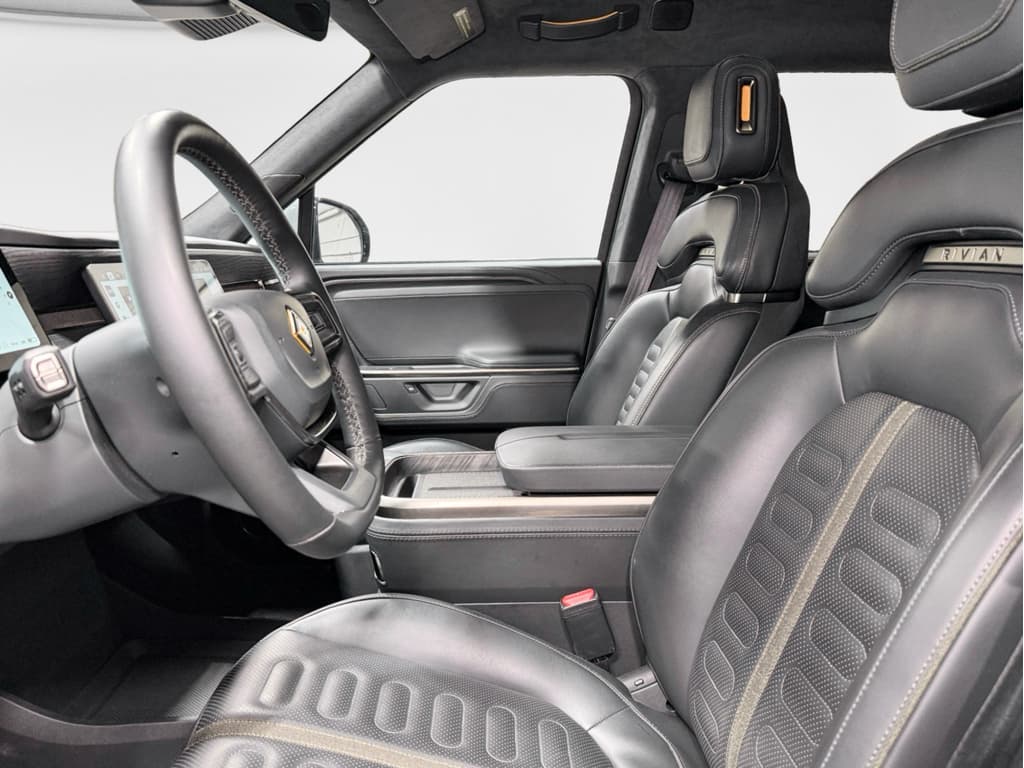 2025 Rivian R1S view 17