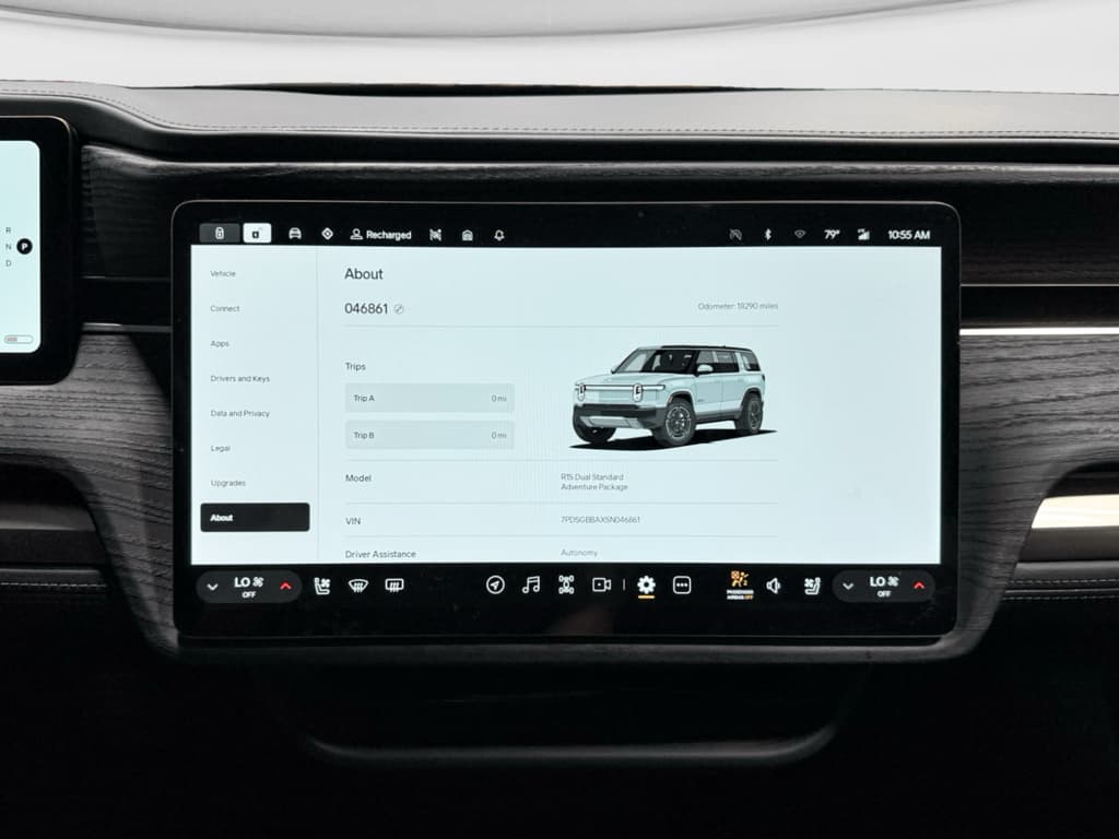 2025 Rivian R1S view 13