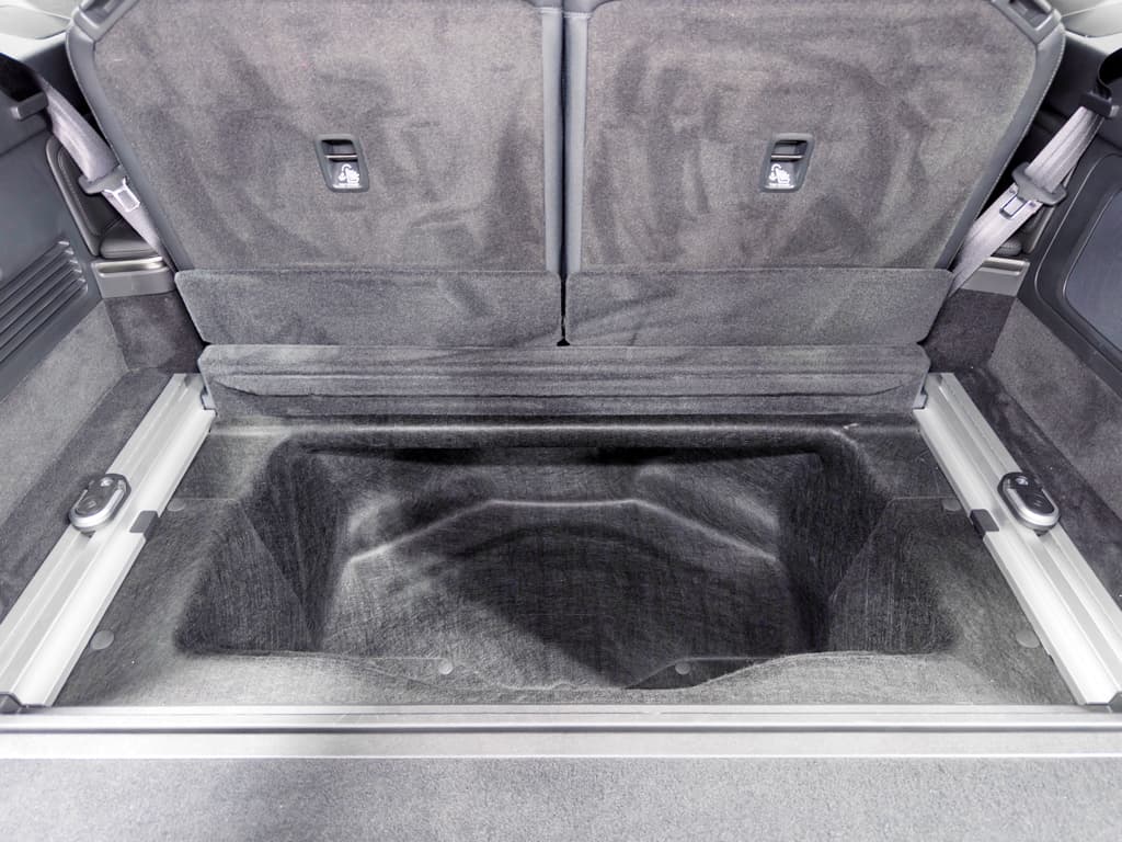 2025 Rivian R1S view 28