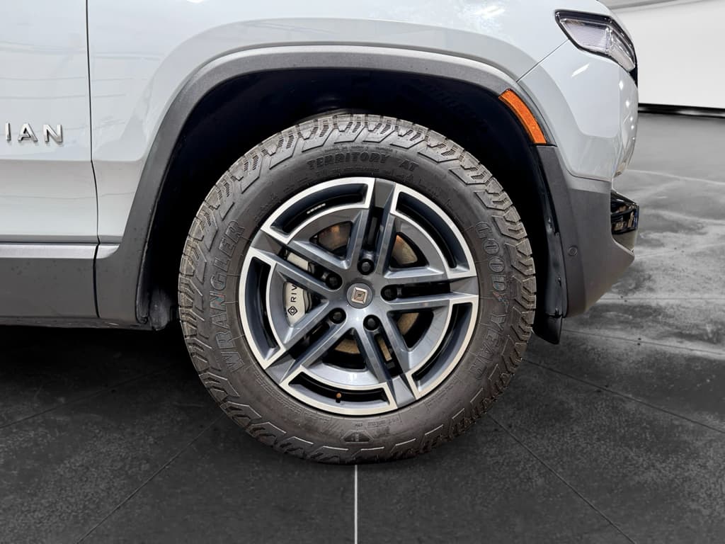2025 Rivian R1S view 35