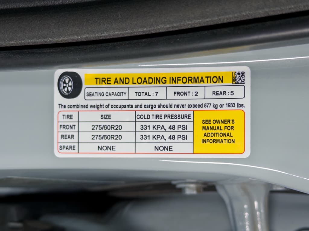 2025 Rivian R1S view 30