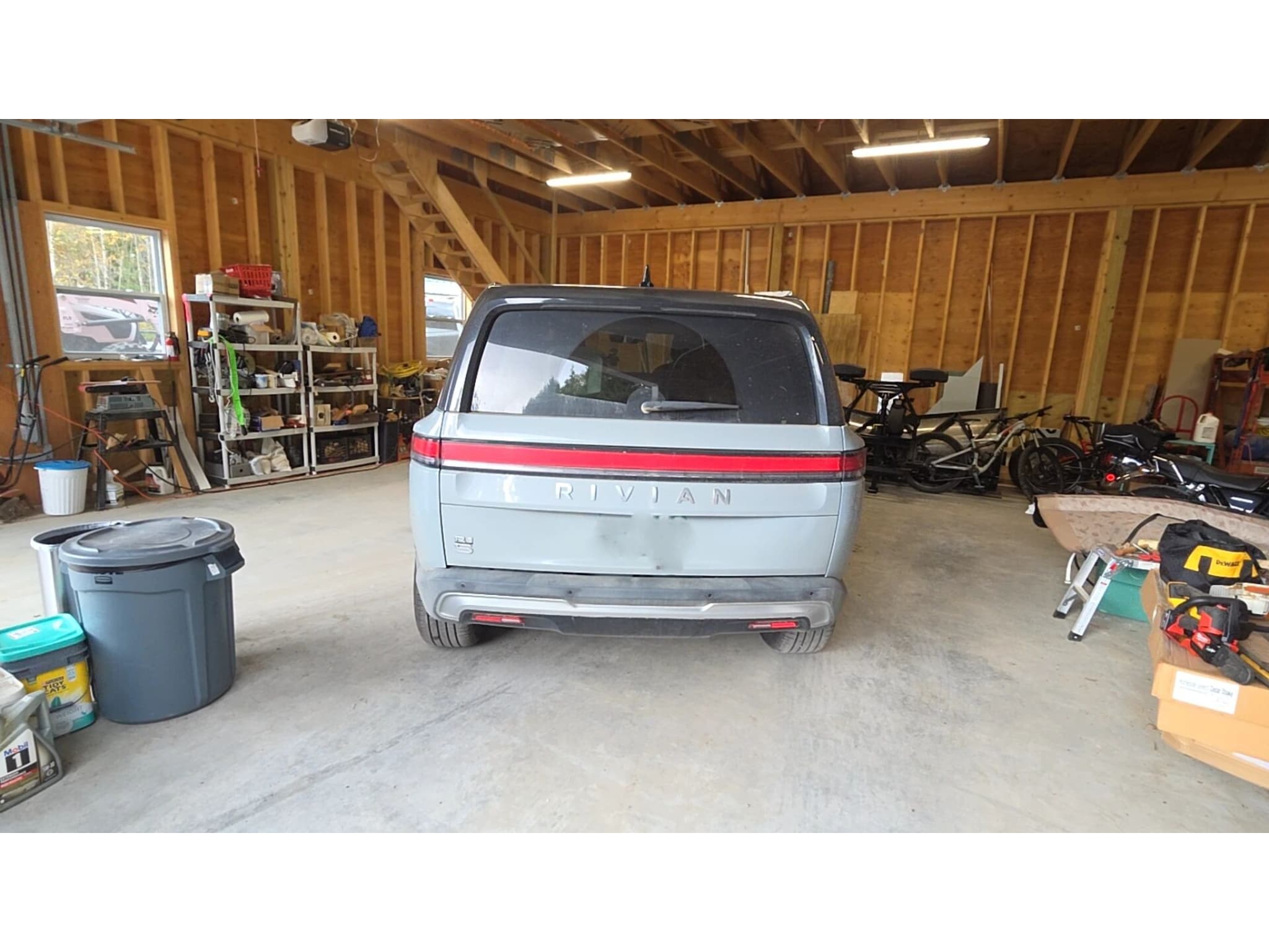 2025 Rivian R1S view 4