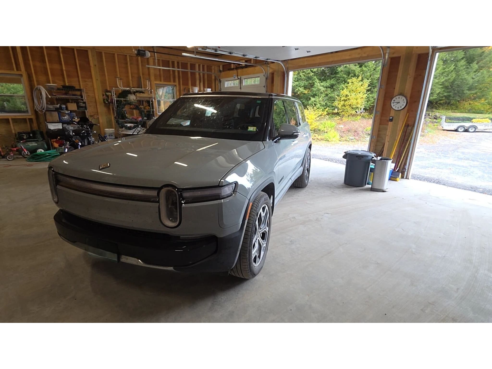 2025 Rivian R1S view 1