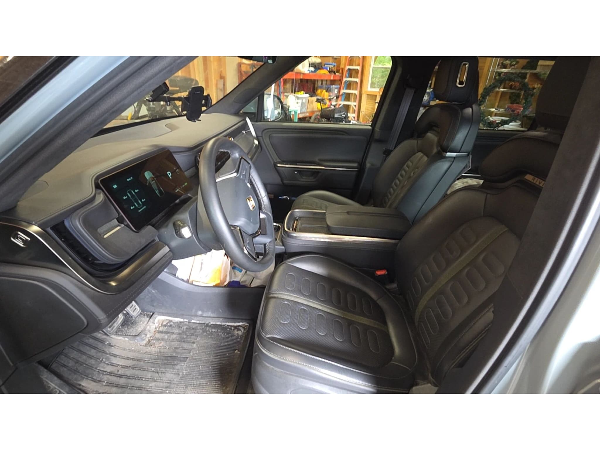 2025 Rivian R1S view 10