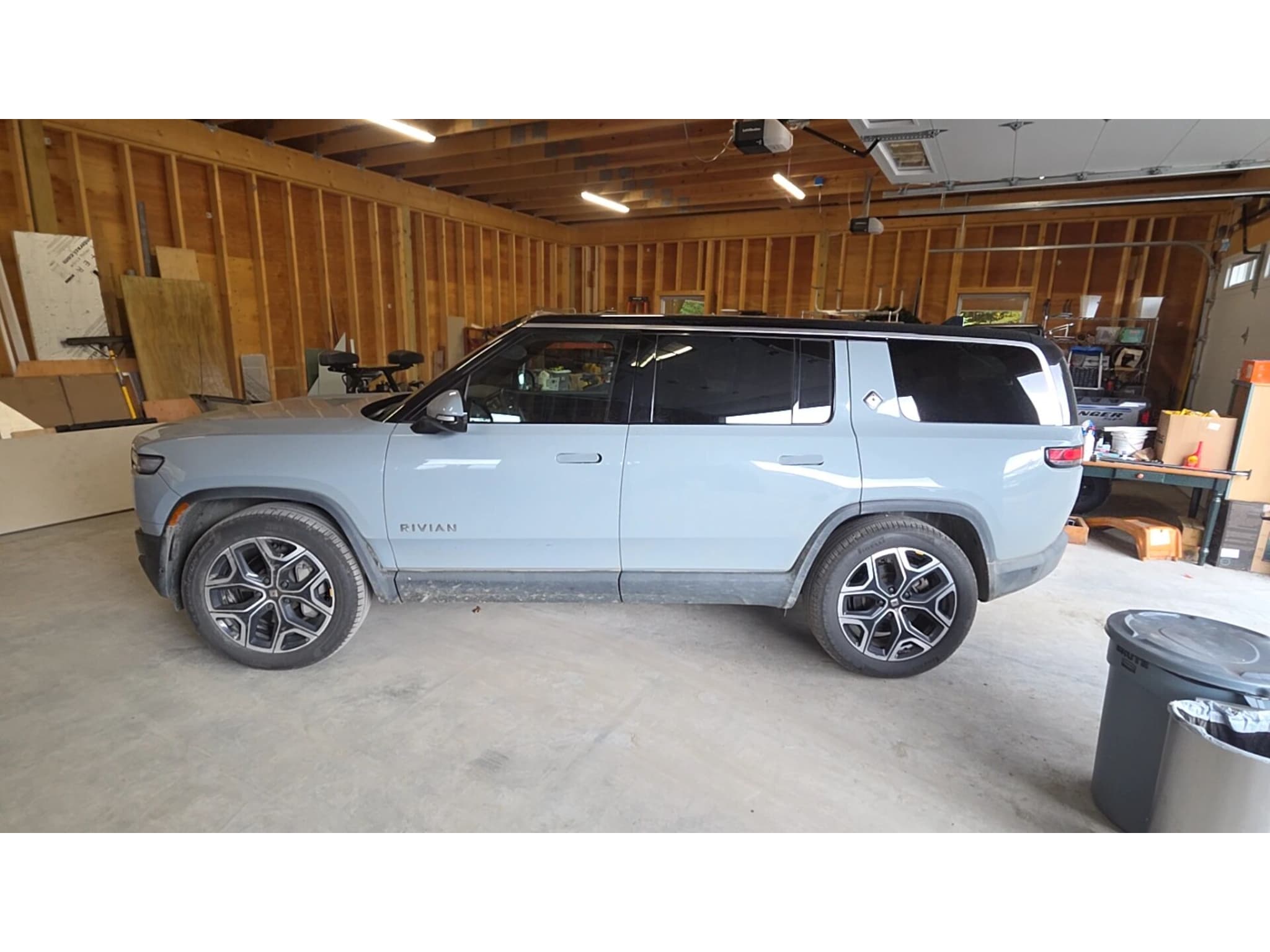 2025 Rivian R1S view 2