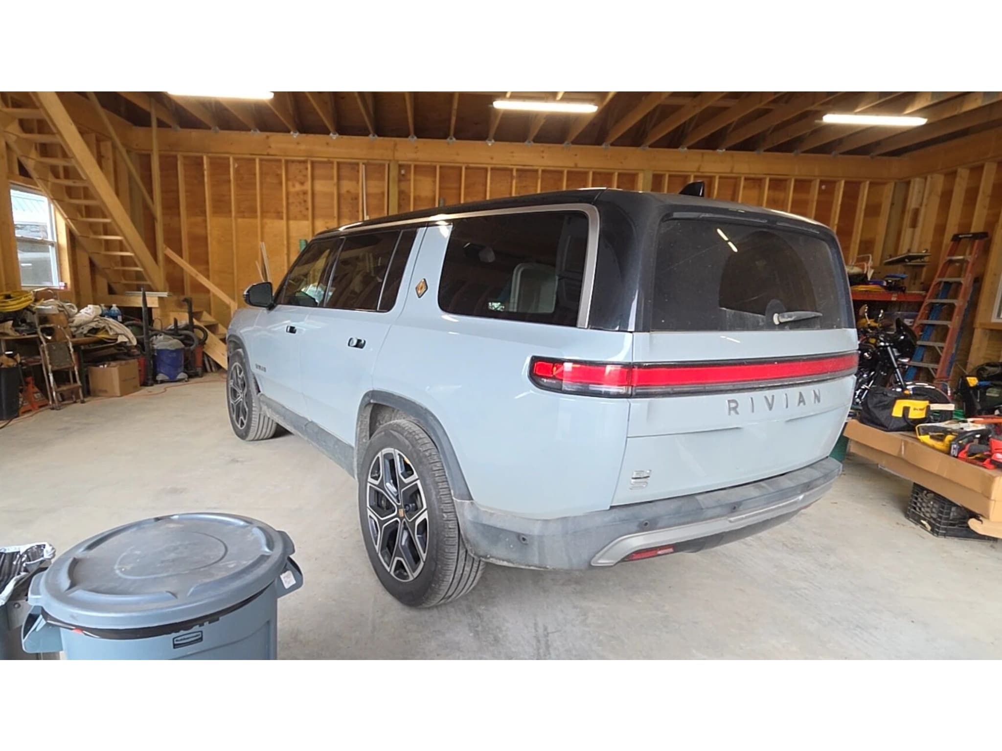 2025 Rivian R1S view 3