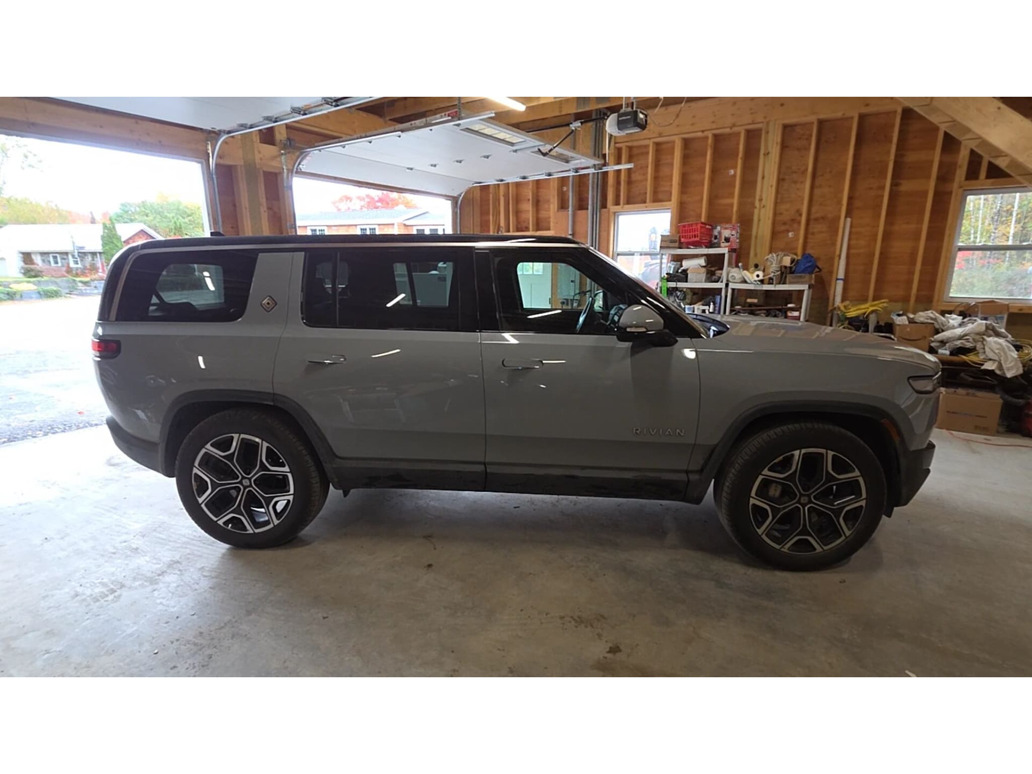 2025 Rivian R1S view 6
