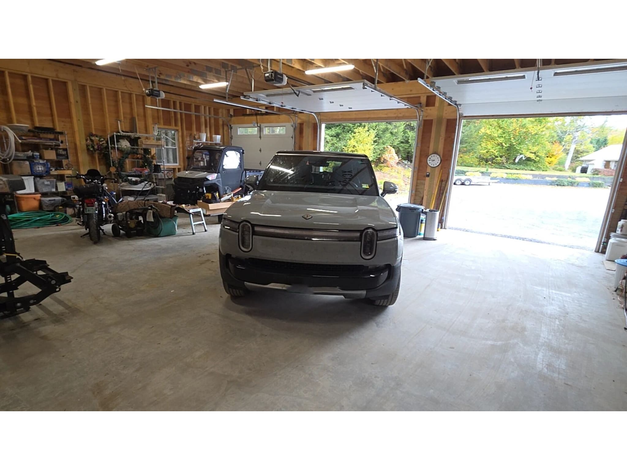 2025 Rivian R1S view 8
