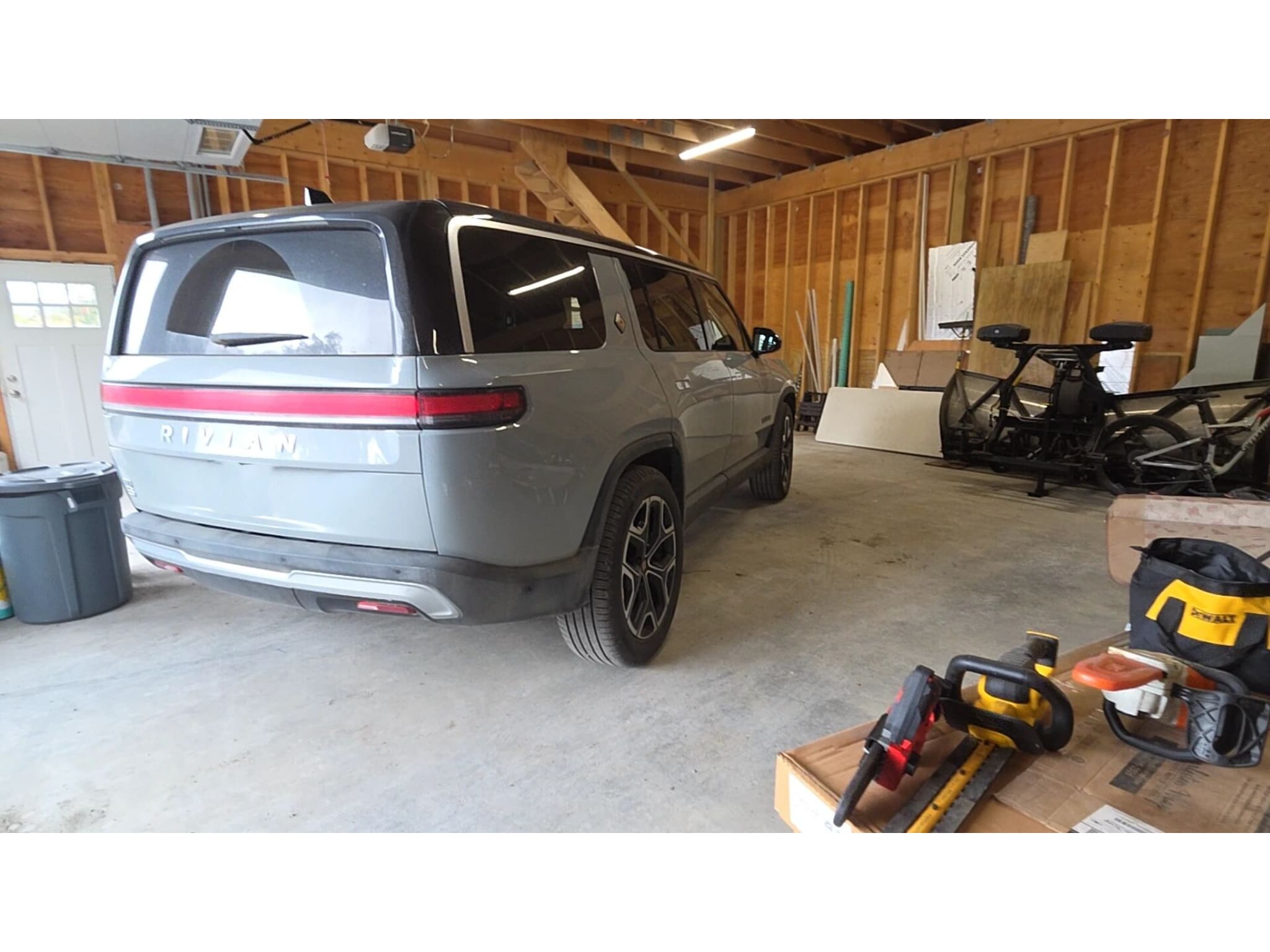 2025 Rivian R1S view 5