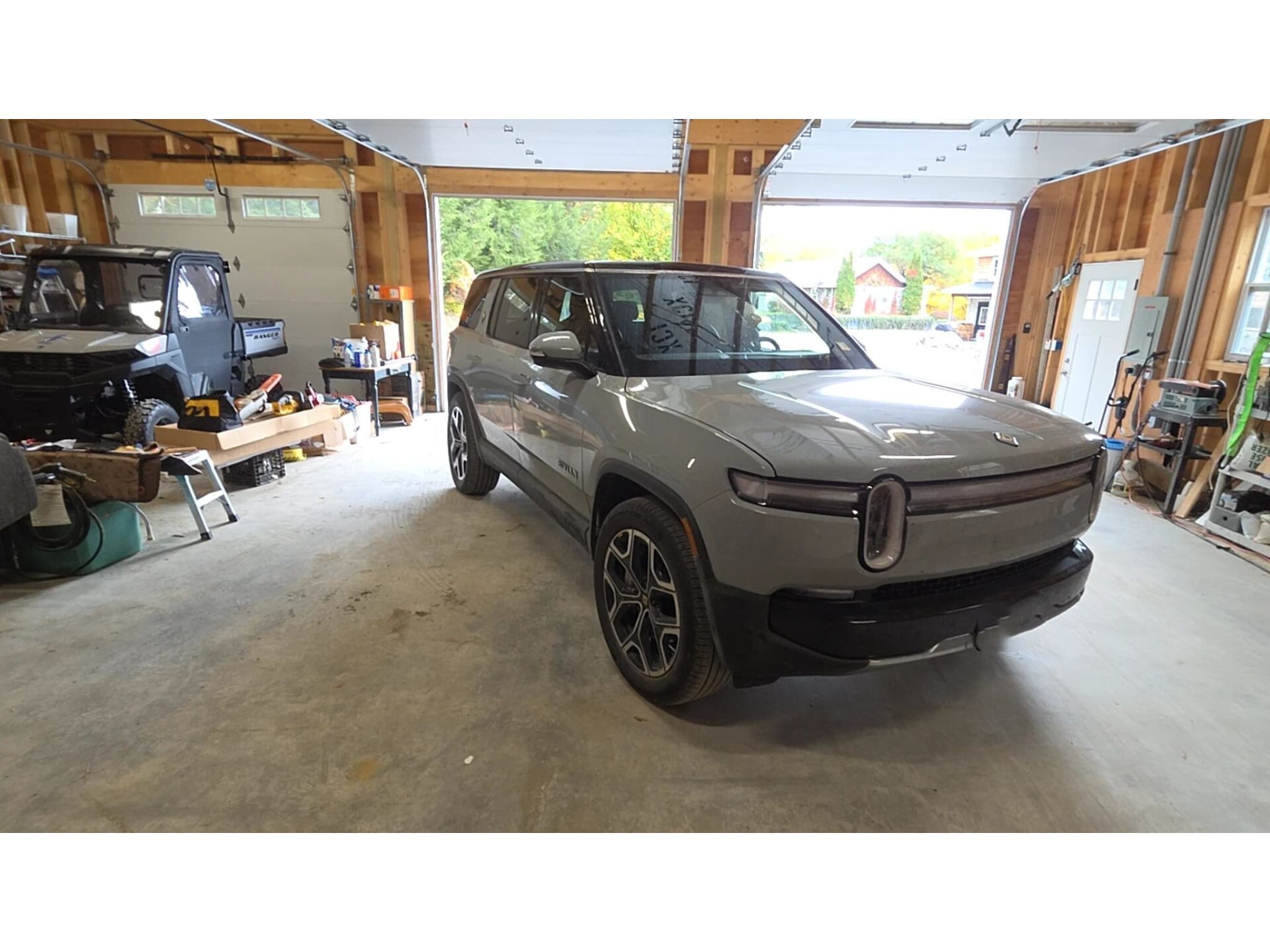 2025 Rivian R1S view 7