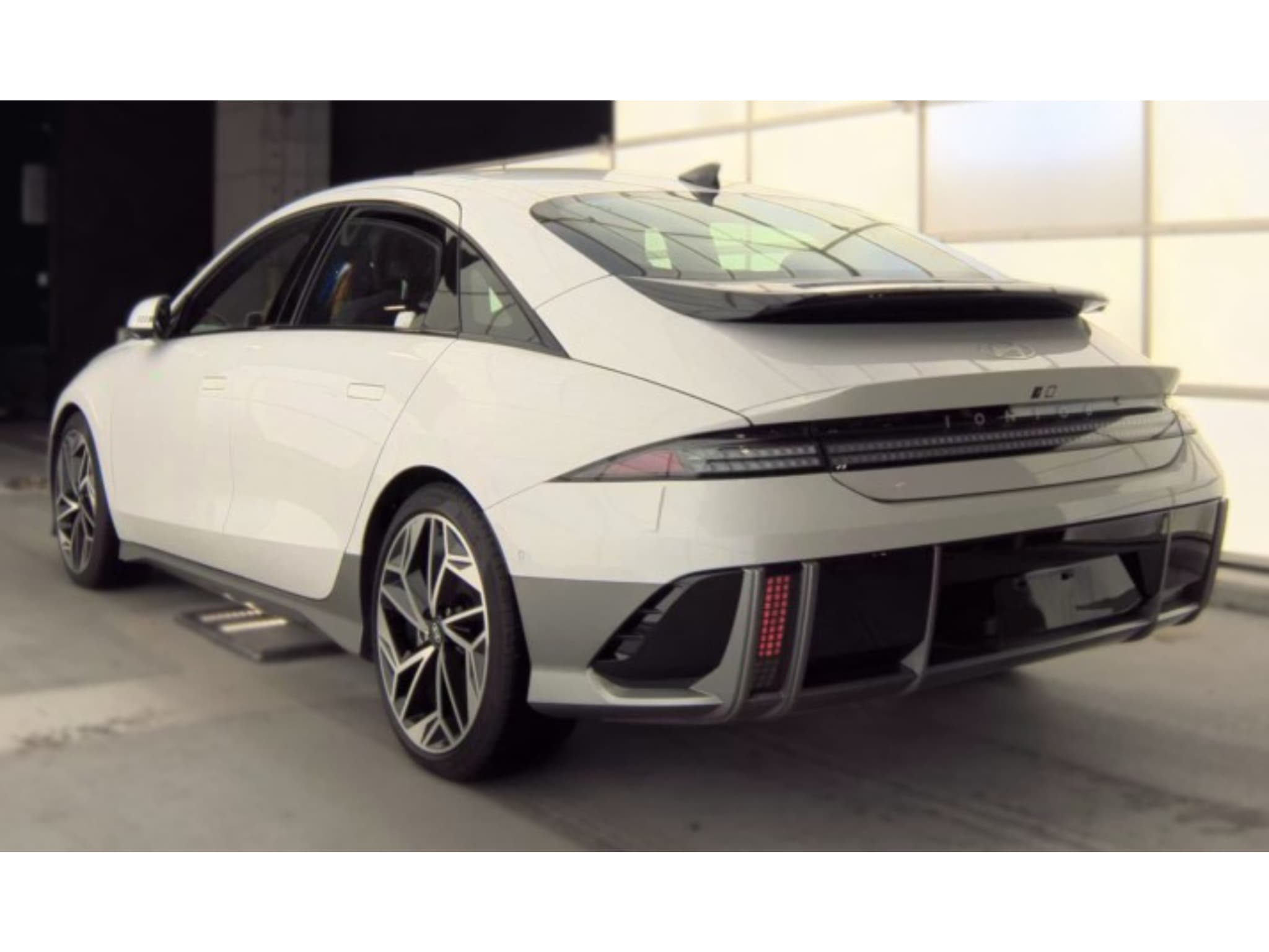 2023 Hyundai IONIQ 6 view 4