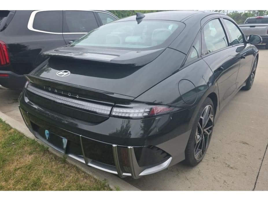 2023 Hyundai IONIQ 6 view 3