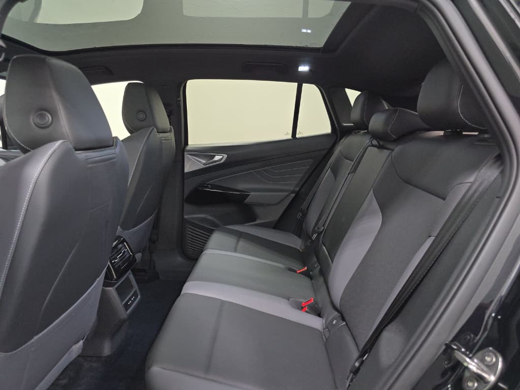 2023 Volkswagen ID.4 view 6