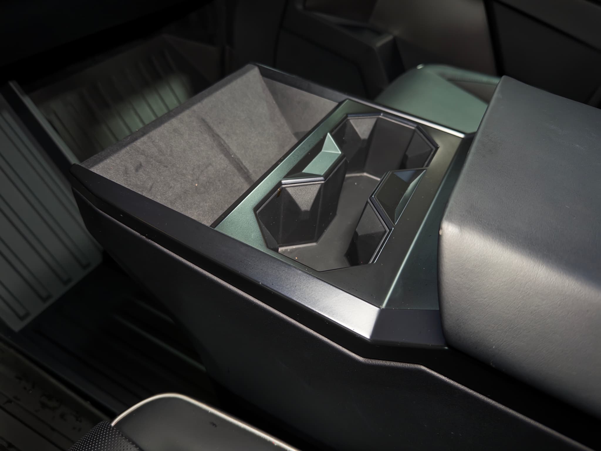 2024 Tesla Cybertruck view 18