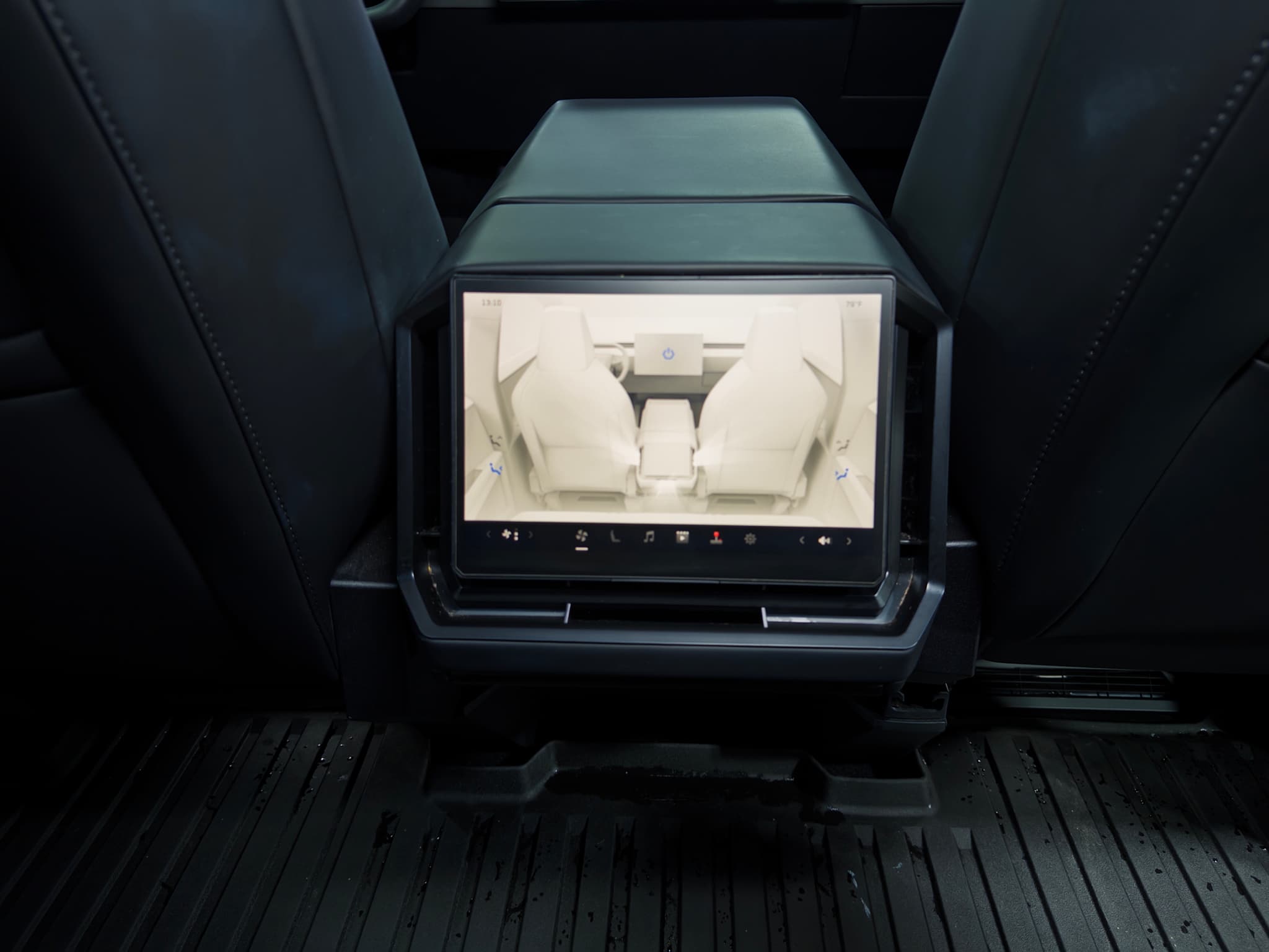 2024 Tesla Cybertruck view 20