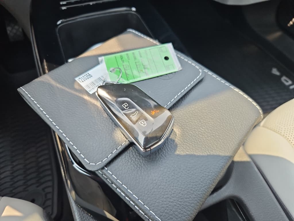 2021 Volkswagen ID.4 view 20