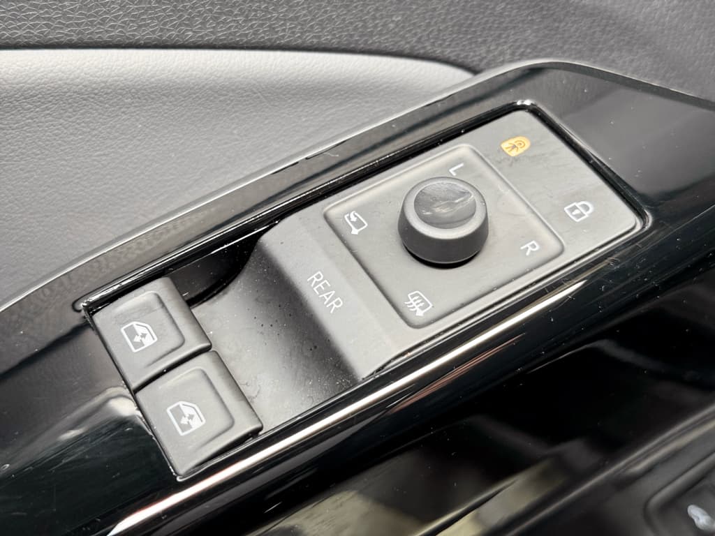 2023 Volkswagen ID.4 view 8