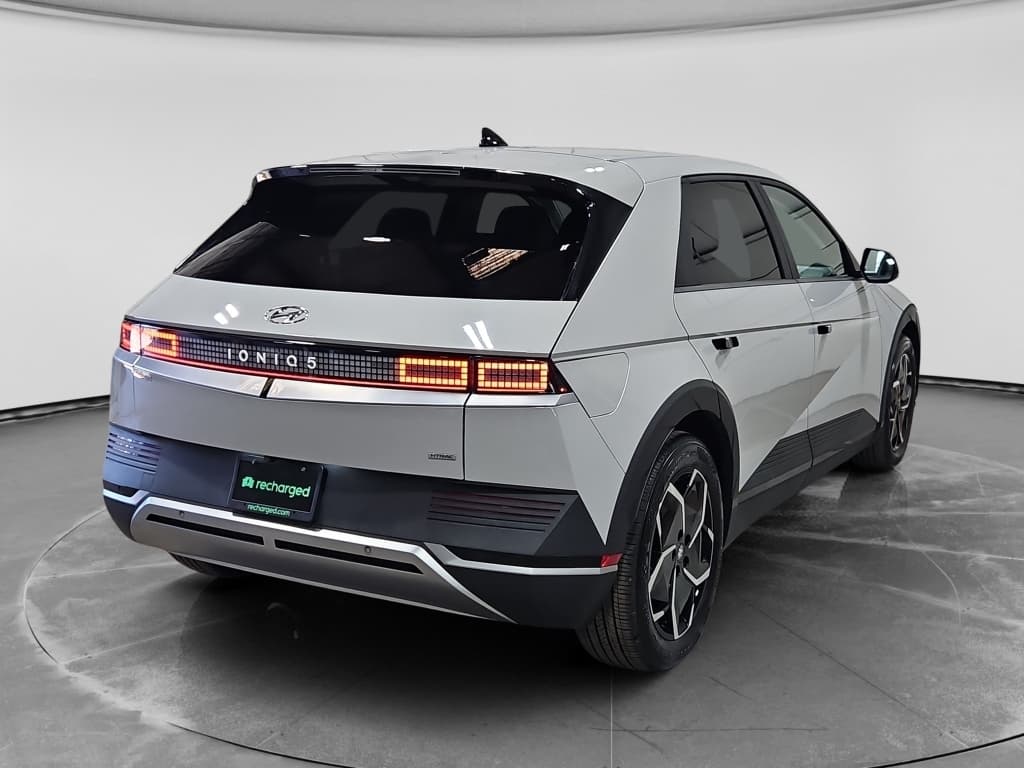 2022 Hyundai IONIQ 5 view 3