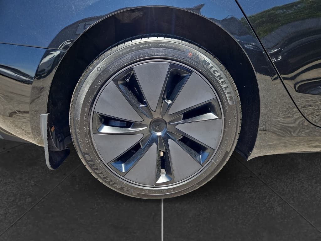 2025 Tesla Model 3 view 29