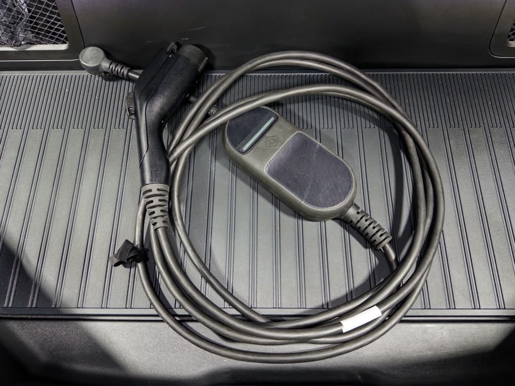 2025 Rivian R1S view 6