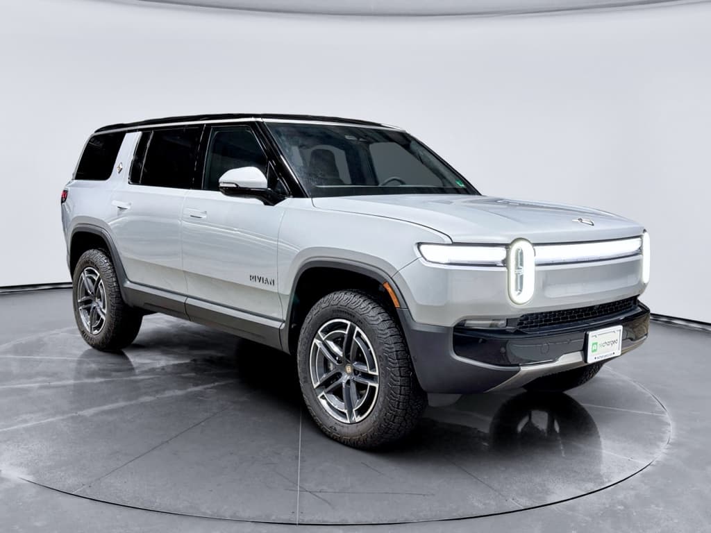 2025 Rivian R1S view 4