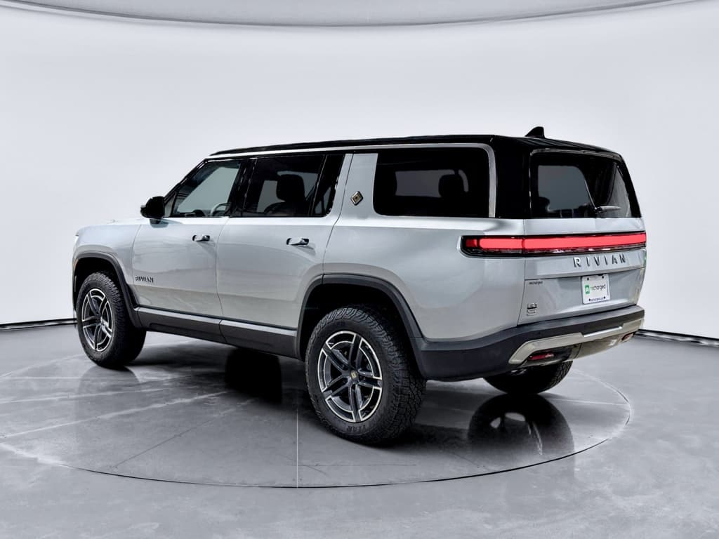 2025 Rivian R1S view 2