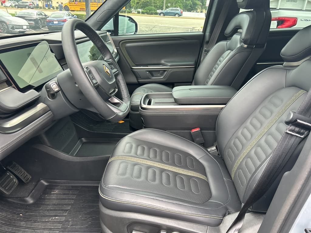 2025 Rivian R1S view 5