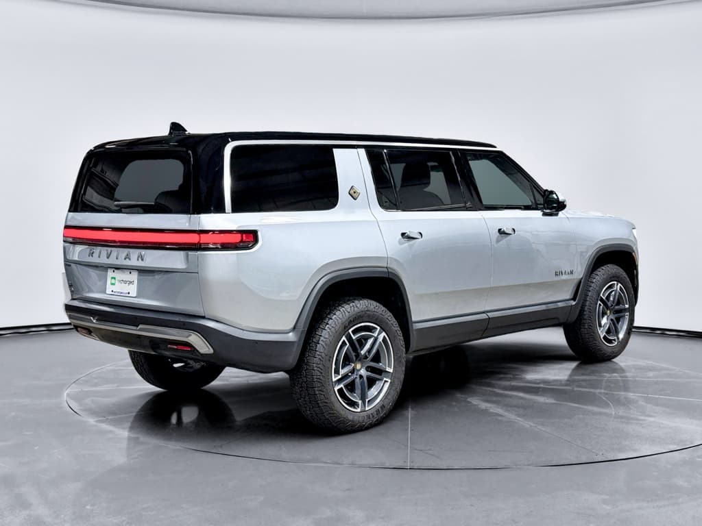 2025 Rivian R1S view 3