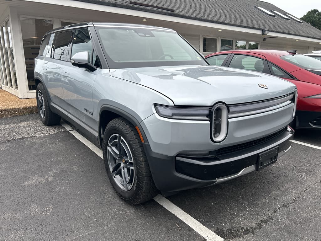 2025 Rivian R1S view 4