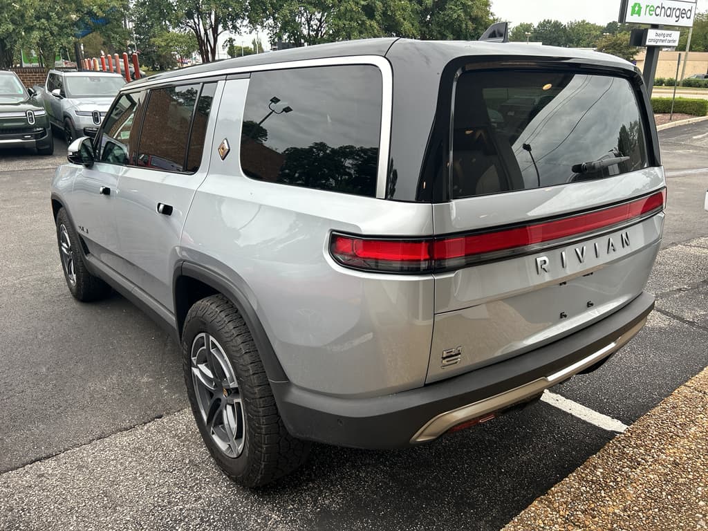 2025 Rivian R1S view 2