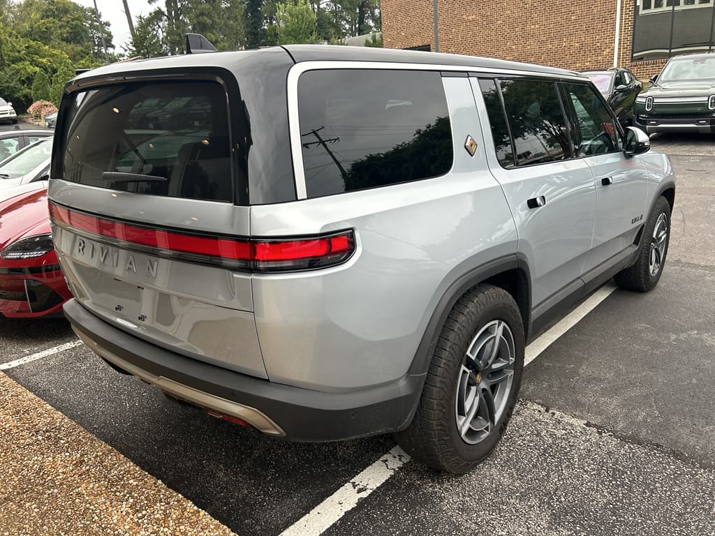 2025 Rivian R1S view 3