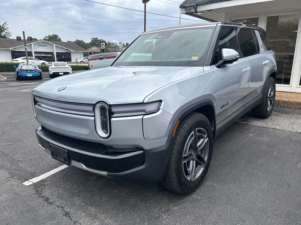 2025 Rivian R1S view 1