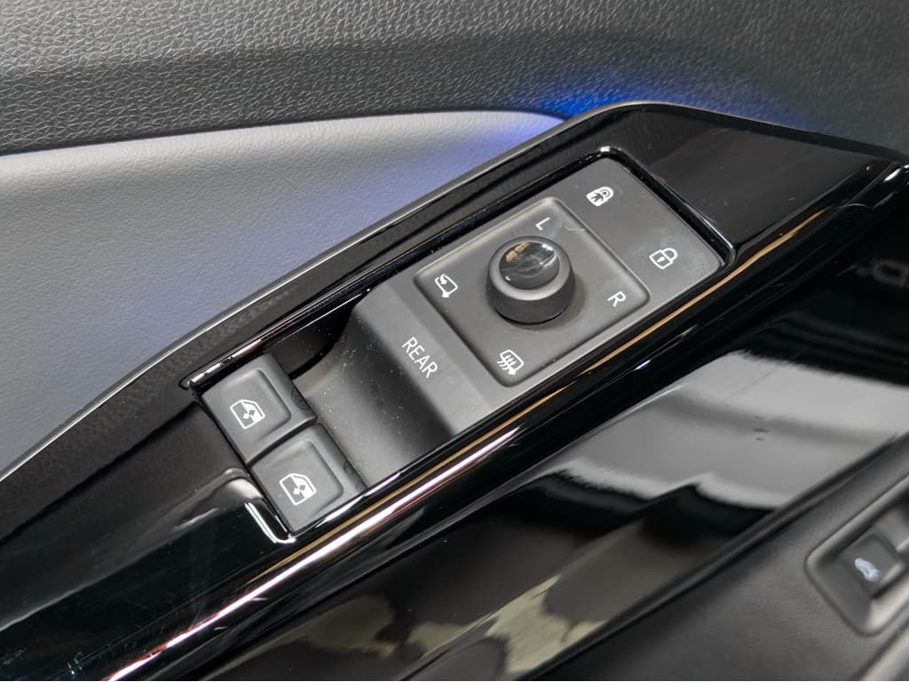 2023 Volkswagen ID.4 view 7