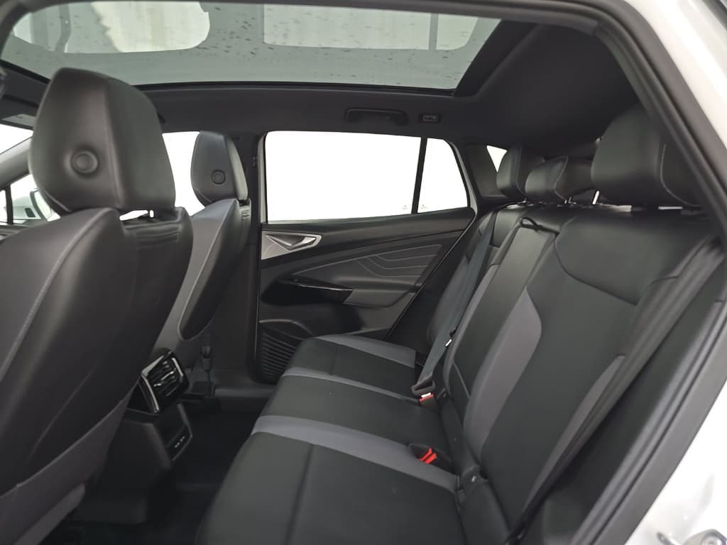 2023 Volkswagen ID.4 view 7
