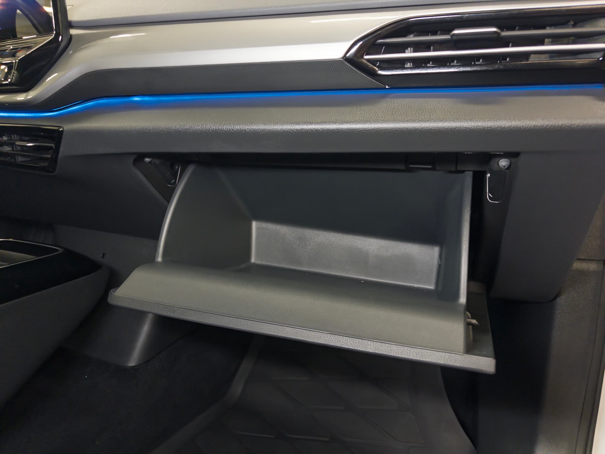 2023 Volkswagen ID.4 view 19