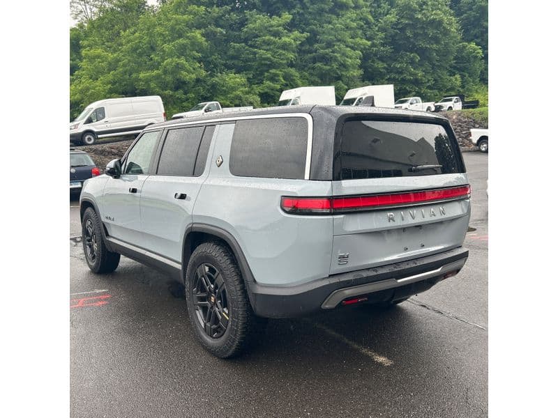 2025 Rivian R1S view 2
