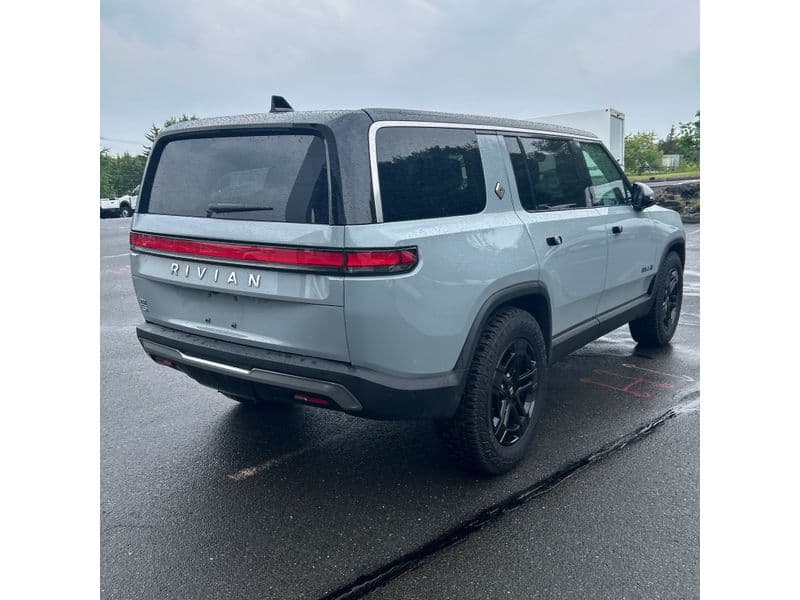 2025 Rivian R1S view 3