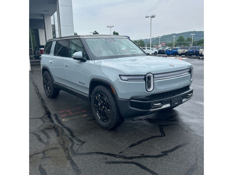2025 Rivian R1S view 4